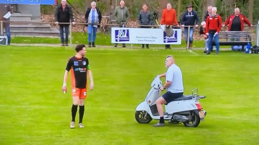 Homem invade campo durante partida de futebol na Holanda