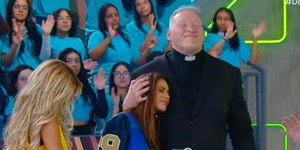 Lexa chora ao ouvir de Pe. Marcelo que será mãe no Domingo Legal
