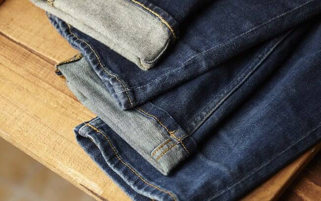 De zíper quebrado a barra da calça jeans, dá para ajustar tudo isso com esses truques do TikTok