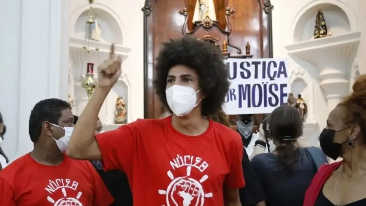 O vereador de Curitiba Renato Freitas durante ato contra racismo em igreja na cidade de Curitiba, PR.