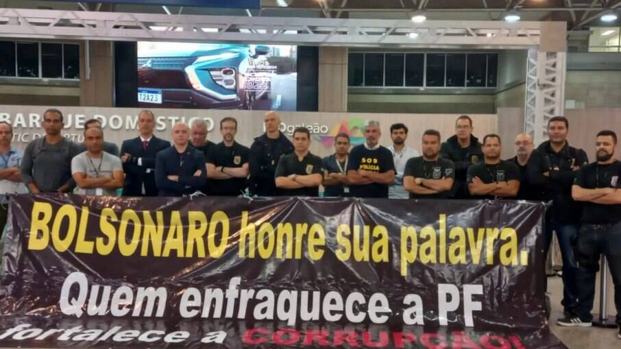 Agentes da PF se manifestam no Galeão contra descumprimento de promessas de Bolsonaro de valorizar categoria