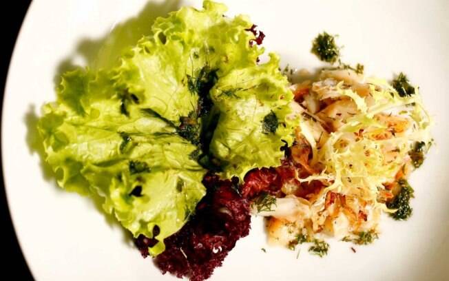 Foto da receita Salada verde com lascas de bacalhau pronta.
