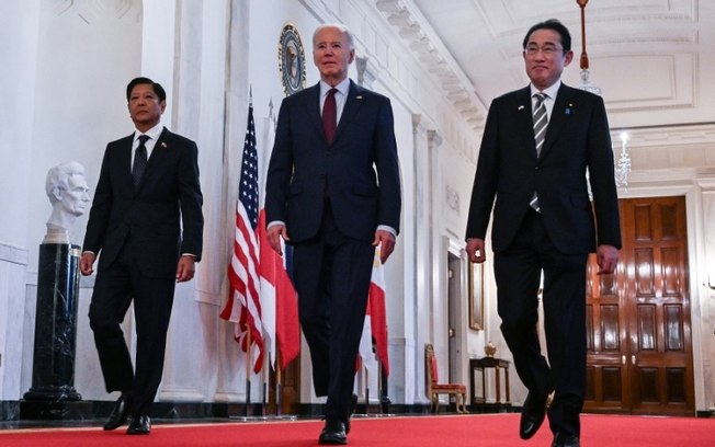Os presidentes de Filipinas, Ferdinand Marcos (E), e Estados Unidos, Joe Biden (C), e o premiê japonês, Fumio Kishida (D), em 11 de abril de 2024 na Casa Branca