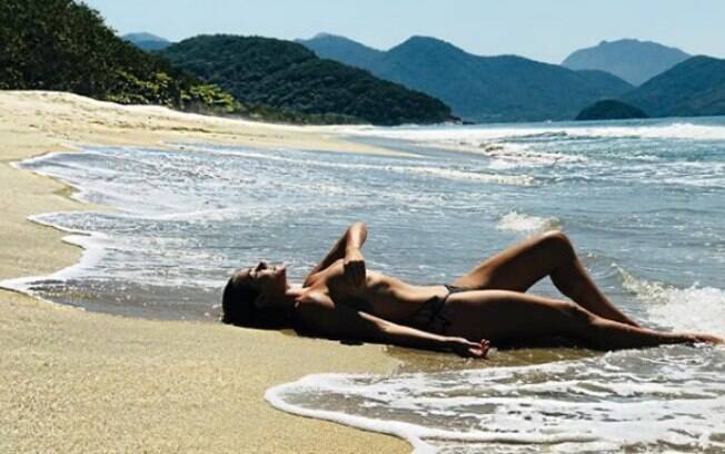 Luize Altenhofen sensualiza na praia de Ubatuva, interior de São Paulo