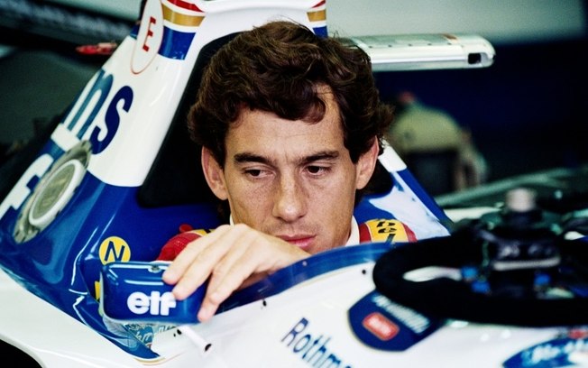 Ayrton Senna ajusta seu retrovisor de seu Williams no circuito de Ímola, antes de seu último GP