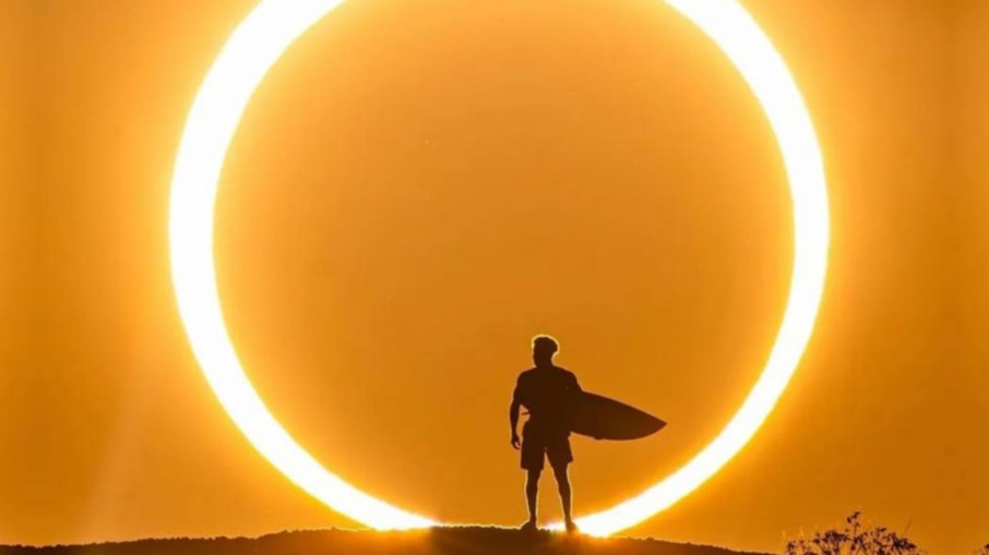 Italo Ferreira posa para o eclipse solar