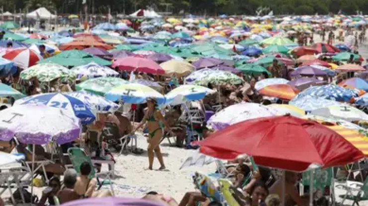Prefeitura do Rio recua e flexibiliza novas regras nas praias
