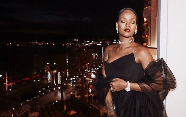 Rihanna vira alvo de protesto de ONG de proteção aos animais após aparecer usando casaco de pele em evento