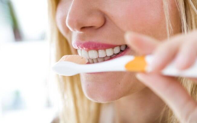 Escolher a escova de dente ideal ajuda a realizar a limpeza de forma correta