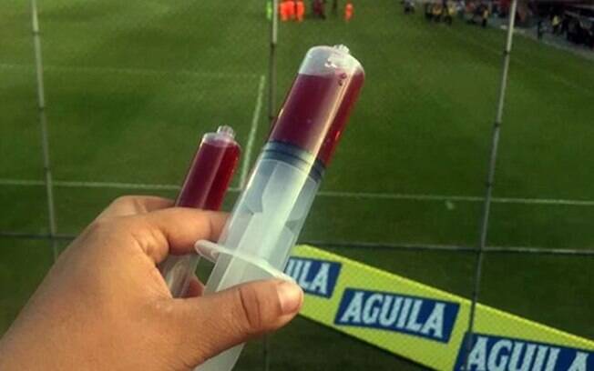Torcedores do Independiente Medellín jogaram seringas com sangue em campo como protesto