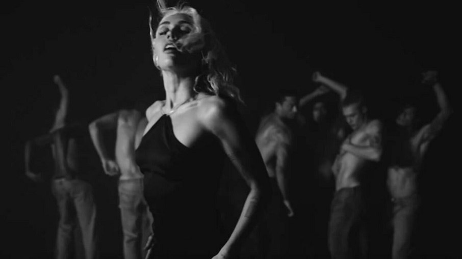 No videoclipe de 'River', Miley dança junto de homens sem camisa