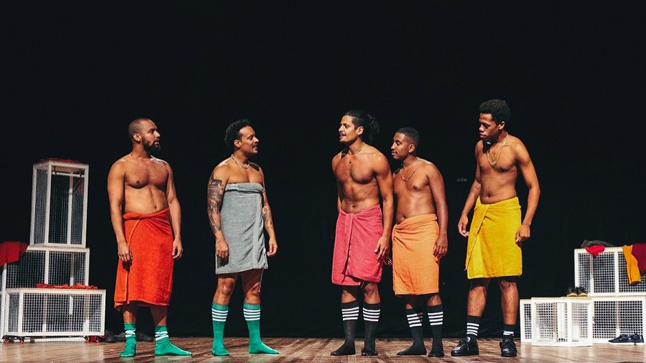 Atores retratam aspectos frágeis da masculinidade heterossexual na peça 'Pelada – A Hora da Gaymada'