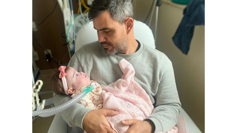 Juliano Cazarré posa com a filha em hospital