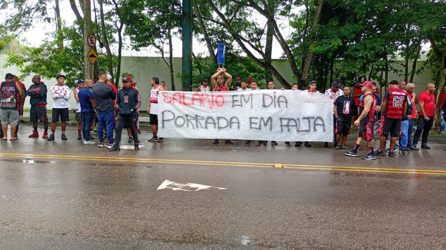 Torcida do Flamengo protesta contra jogadores e Filipe Luís