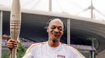 Vídeo: Snoop Dogg rouba cena em desfile com a tocha olímpica