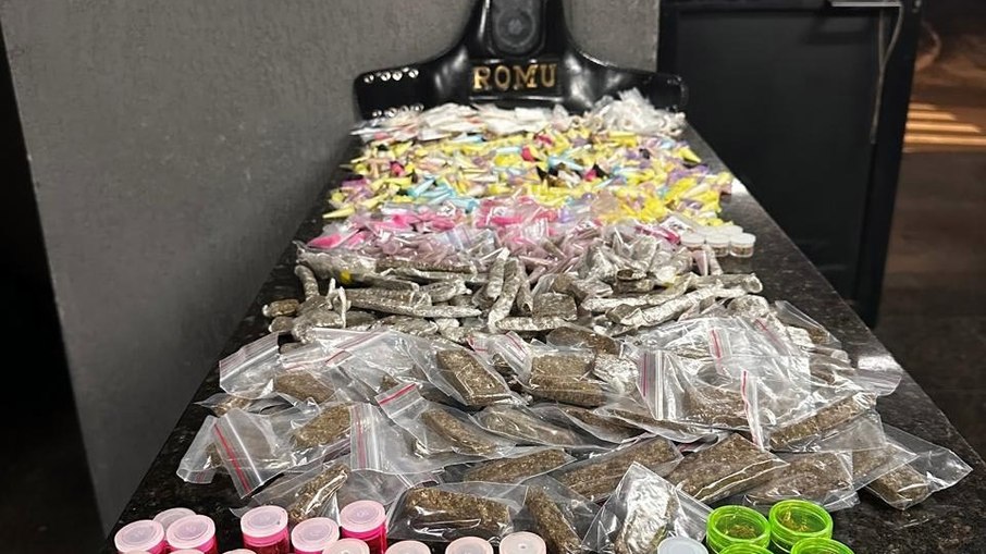 Ele tentou fugir, mas foi interceptado portando duas sacolas com maconha e cocaína. Ele tentou fugir, mas foi interceptado portando duas sacolas com maconha e cocaína.