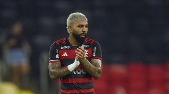 Gabigol, do Flamengo, é flagrado com camisa do Corinthians