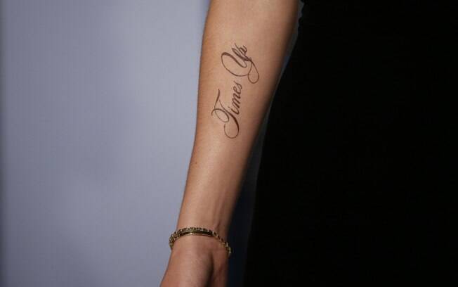 Emma Watson vai a festa do Oscar com tatuagem com erro ortográfico.