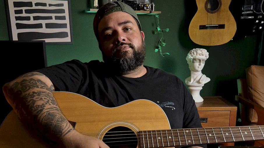 DEKO divaga sobre amor sem lógica na inédita 'Perfume' DEKO divaga sobre amor sem lógica na inédita 'Perfume'