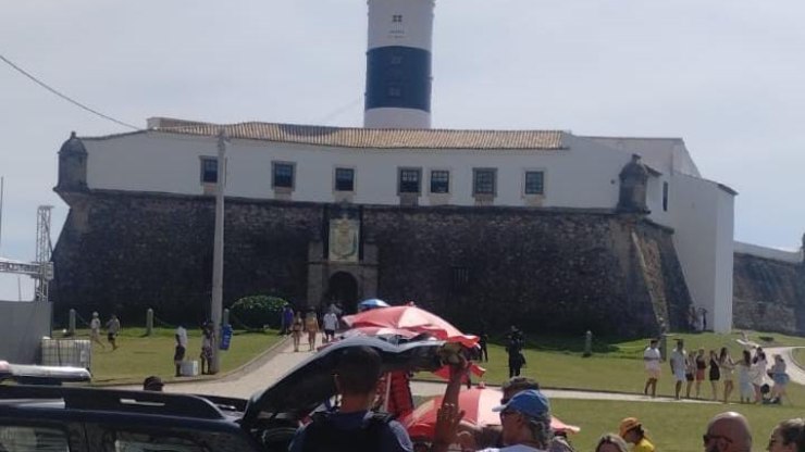 Homens são presos por extorquir e ameaçar turistas na Barra (BA)