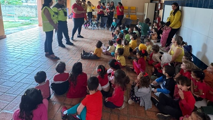 Crianças de Valinhos recebem orientação educativa sobre trânsito