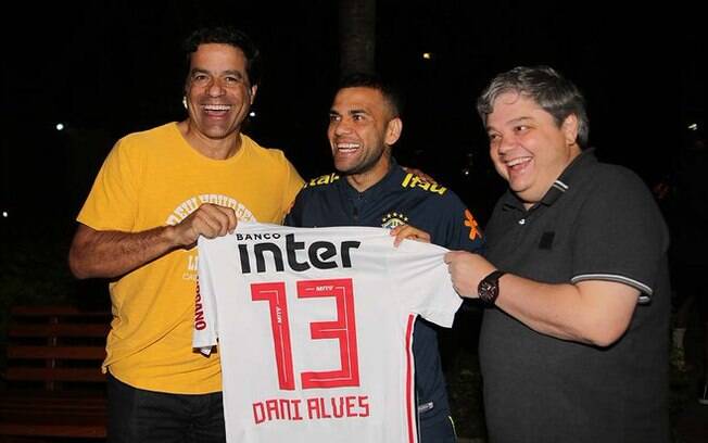 Contratação de Daniel Alves pelo São Paulo foi conduzida por Raí