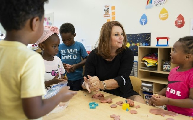 A diretora da rede Kinder Academy, Leslie Spina, em uma das creches que dirige na Filadélfia, estado da Pensilvânia, em 11 de setembro de 2024