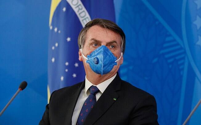 Presidente Jair Bolsonaro nega que tenha contraído o novo coronavírus e afirma que testes não deram positivo.