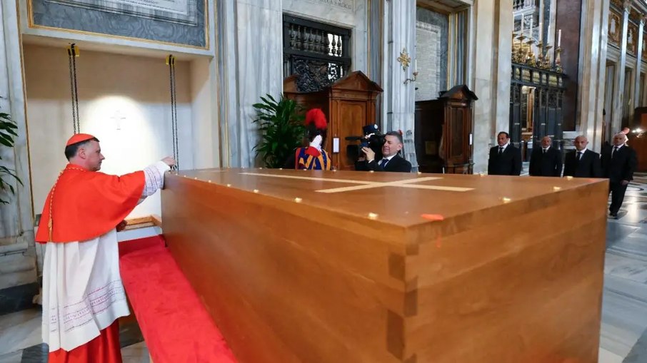 Papa Francisco foi sepultado no nicho do corredor lateral da Basílica de Santa Maria Maggiore Papa Francisco foi sepultado no nicho do corredor lateral da Basílica de Santa Maria Maggiore