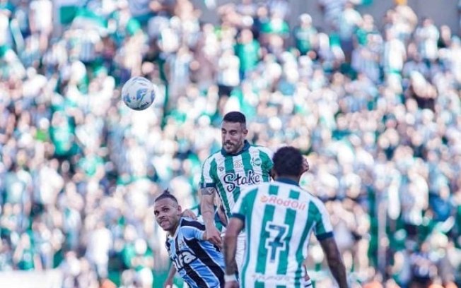 Jogadores de Grêmio e Juventude em disputa de bola na semifinal do Gauchão Jogadores de Grêmio e Juventude em disputa de bola na semifinal do Gauchão