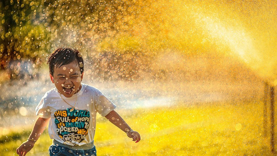 Beber muita água e se refrescar é fundamental para a saúde diante das altas temperaturas