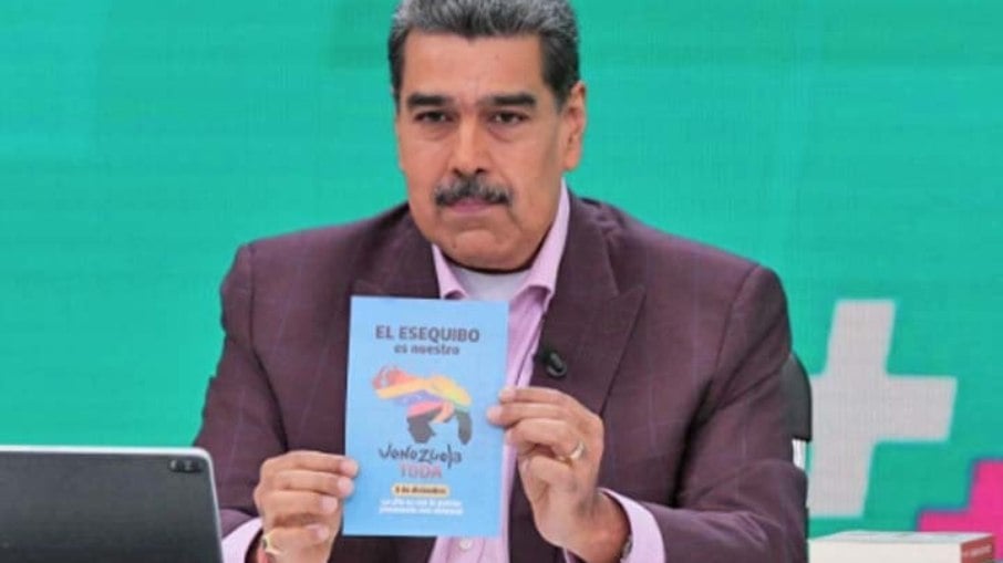 Nicolás Maduro, presidente da Venezuela, exibindo o 'novo mapa' do país, com a anexação de Essequibo