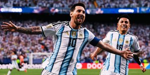 Messi faz história, dá show e Argentina vence Argélia na estreia