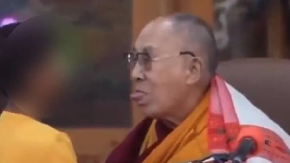 Dalai Lama gerou revolta após vídeo em que aparece perguntando a um menino se ele queria 'chupar' a língua dele
