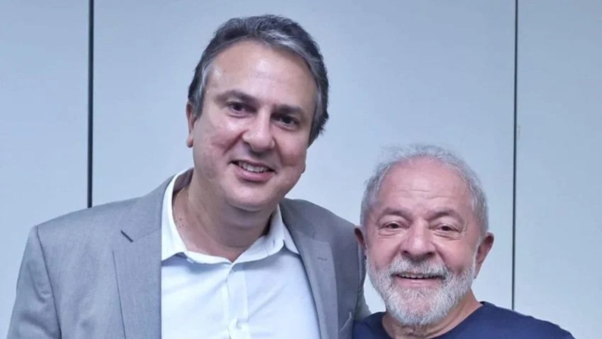 O ex-governador do Ceará e senador eleito, Camilo Santana (esq.), foi convidado pelo futuro presidente, Luiz Inácio Lula da Silva (dir.), para ser o próximo ministro da Educação.