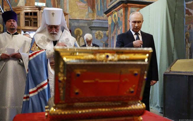 Putin visitou relíquia antes de ela ser enviada ao front na Ucrânia Putin visitou relíquia antes de ela ser enviada ao front na Ucrânia