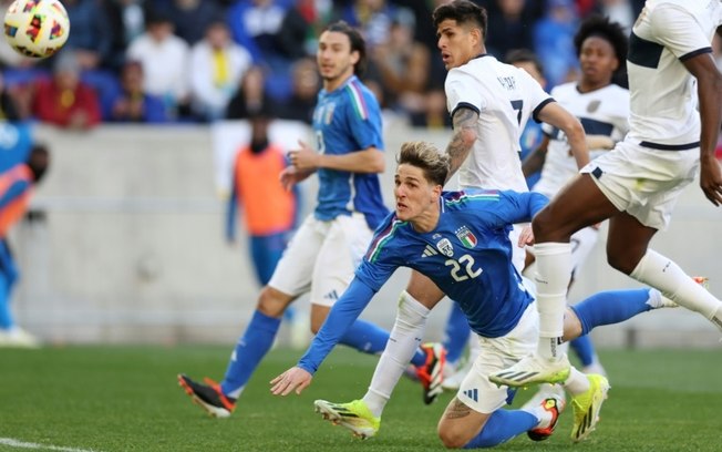 Nicolò Zaniolo (C) finaliza de cabeça durante amistoso entre Itália e Equador, em março, nos Estados Unidos