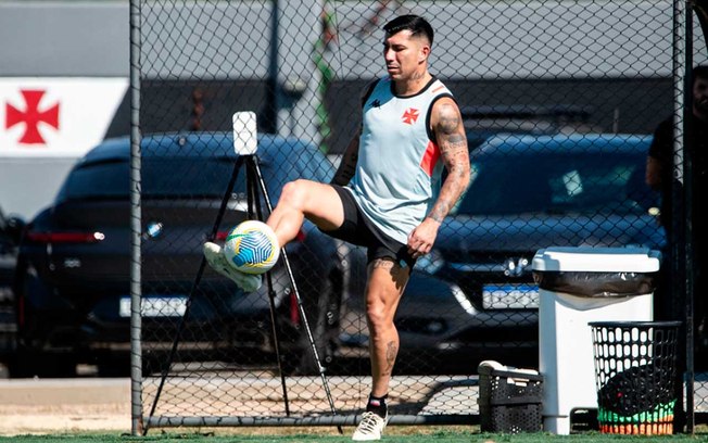 Medel retornou do Chile e pode retornar ao Vasco diante do Criciúma 