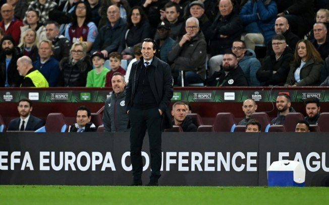 O técnico espanhol Unai Emery, do Aston Villa, reage à beira do campo durante o jogo de ida das quartas de final da Conference League contra o Lille (vitória por 2 a 1), em 11 de abril de 2024, em Birmingham