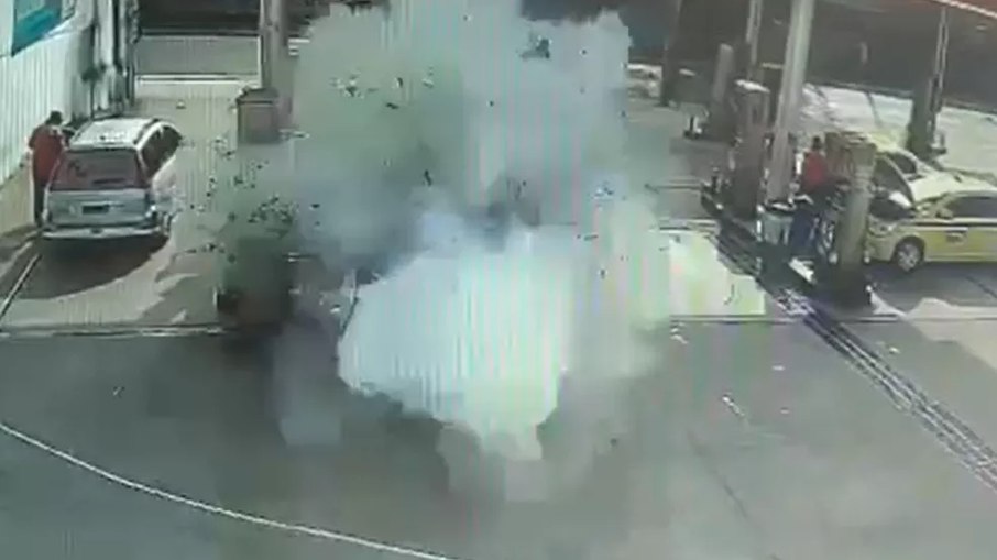 Carro explode enquanto abastecia em posto de combustíveis