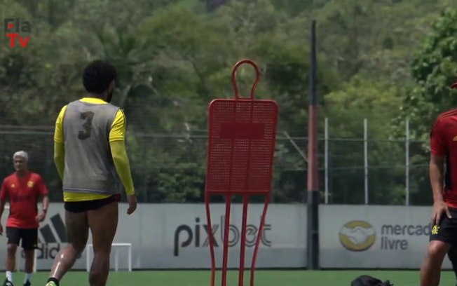 Gabi mostra pontaria afiada em treino do Flamengo