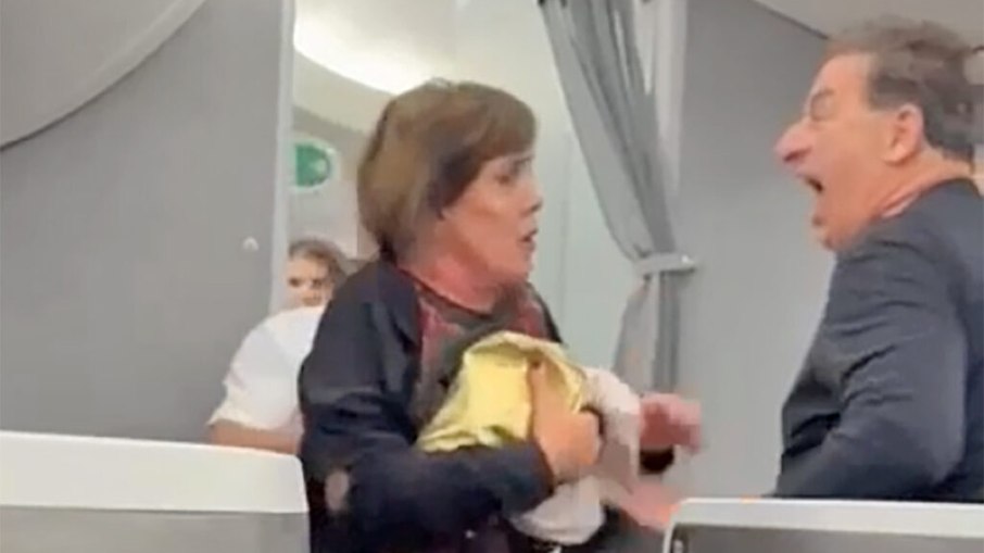 Mulher tenta invadir cabine de comando e é contida em voo da American Airlines Mulher tenta invadir cabine de comando e é contida em voo da American Airlines
