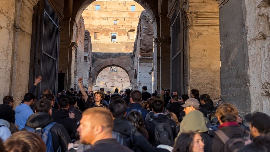Manifestantes invadem o Coliseu de Roma na Itália neste sábado Manifestantes invadem o Coliseu de Roma na Itália neste sábado