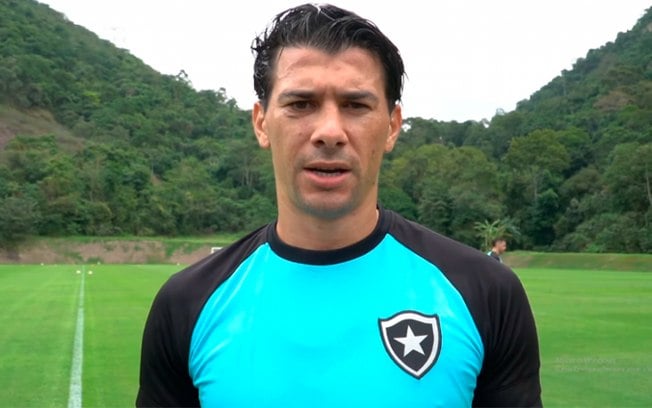 Após cirurgia, Víctor Cuesta fala sobre adaptação à máscara e se coloca à disposição no Botafogo