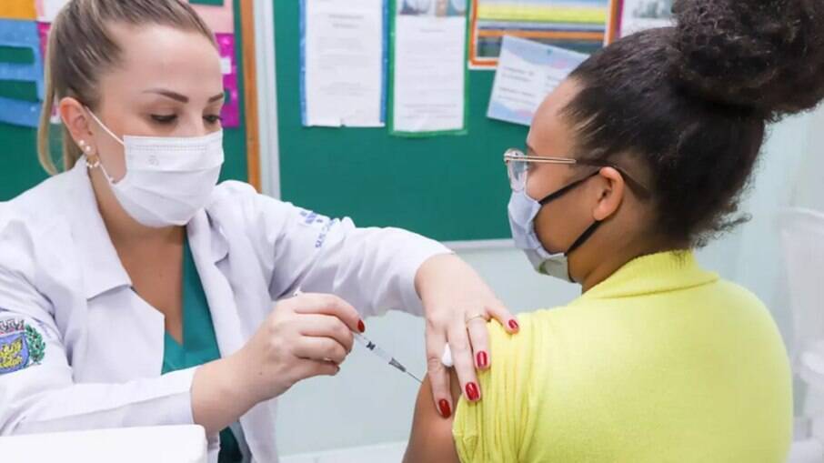 Vacinas são aplicadas em escolas estaduais de Campinas.