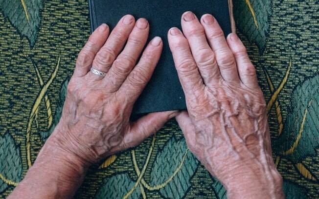 Mais de 2 milhões de pessoas sofrem com artrite reumatoide no Brasil, de acordo com o Ministério da Saúde