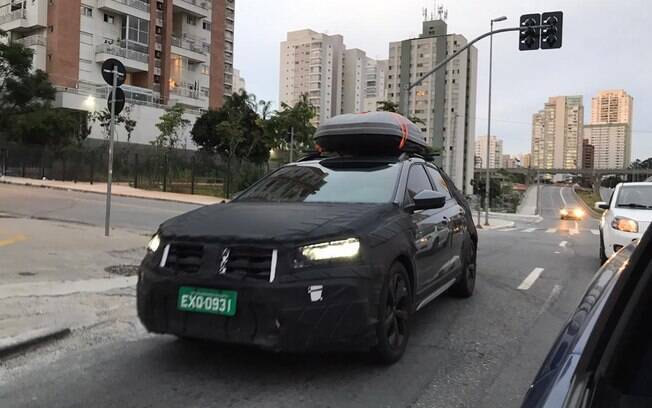 VW Nivus roda em testes finais em São Paulo com alguns disfarces, mas já está praticamente pronto para ser apresentado em meados de junho