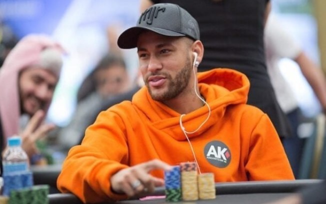 Neymar é atleta no futebol, mas gosta do pôquer fora das quatro linhas 