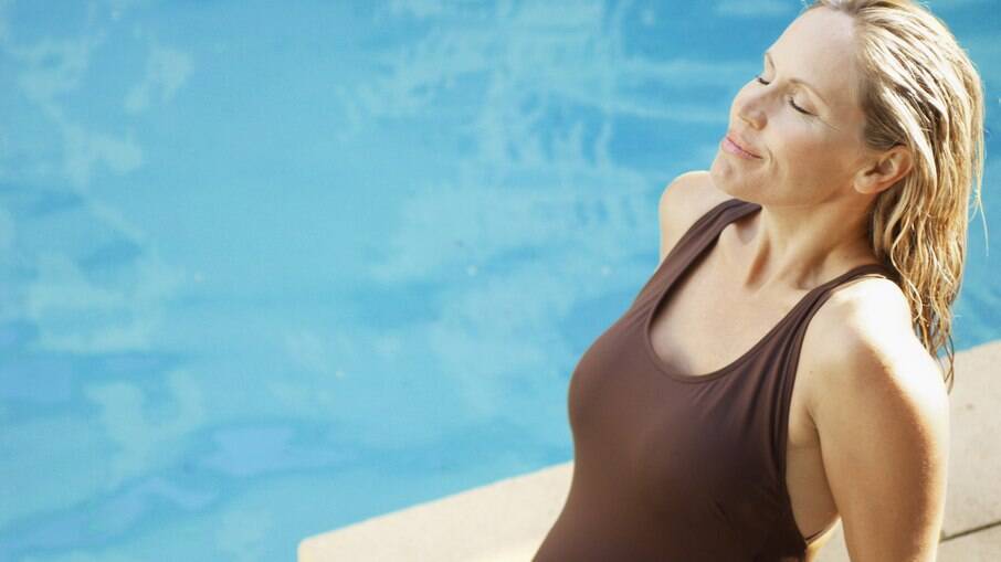 A combinação de piscina e cabelos loiros pode resultar em um tom esverdeado no fim do dia. Mas é fácil evitar!