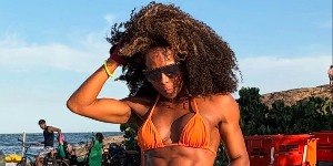 Aos 51 anos, Adriana Bombom exibe abdômen trincado e web reage